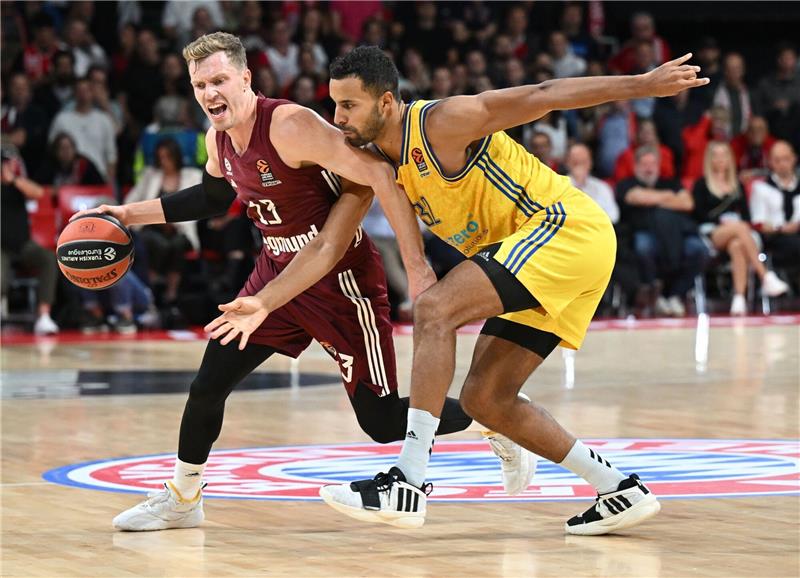 Weltmeister unter sich: Andreas Obst (l) gewann mit Bayern München das Euro-Duell gegen Albas Johannes Thiemann.
