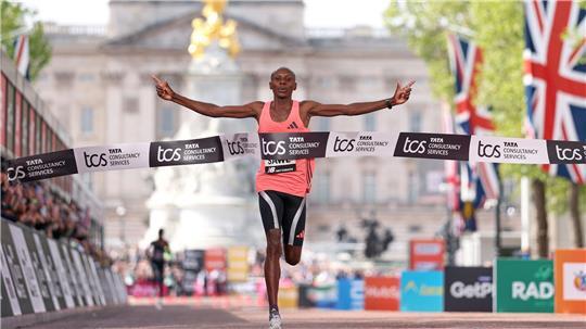 Weltrekord: Sebastian Sawe aus Kenia läuft in London als erster Mensch der Welt einen Marathon unter zwei Stunden.