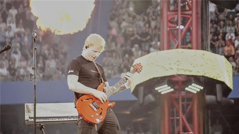 Hamburg steht Kopf wegen Ed Sheeran - viele Fans aus der Region feiern mit Weltstar Ed Sheeran begeistert mit Loop-Station, Gitarre und 360-Grad-Show – ganz ohne große Effekte.
