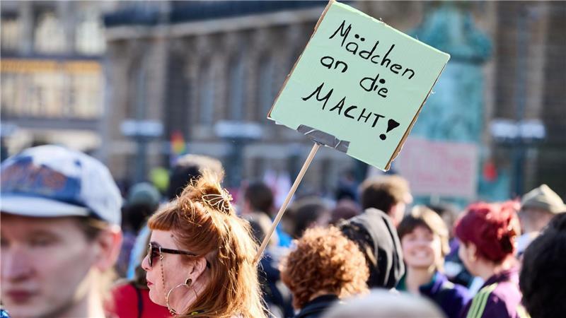 Feiertag gefordert: Tausende bei Demonstrationen zum Weltfrauentag Weltweit gehen am 8. März Menschen für Frauen- und Mädchenrechte auf die Straße.