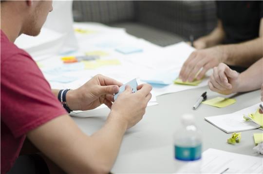 Weltweit gibt es „Hubs“, in denen sich Menschen aus allen Lebensbereichen zu den „Inner Development Goals“ austauschen. Auch in Buxtehude könnte ein solcher „Hub“ entstehen (Symbolbild). Foto: Pixabay/StartupStockPhotos