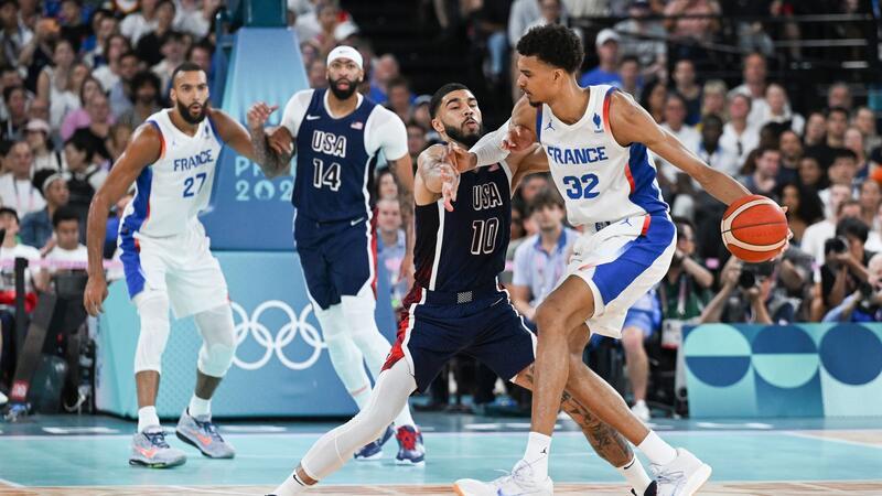 Wembanyama wird von NBA-Meister Jayson Tatum bedrängt.