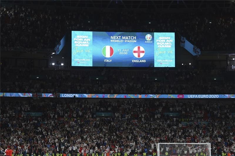 Wembley Stadion: Die Anzeigetafel zeigt die Zeit des Finalspiels zwischen Italien und England. Foto: Laurence Griffiths/Pool Getty/AP/dpa