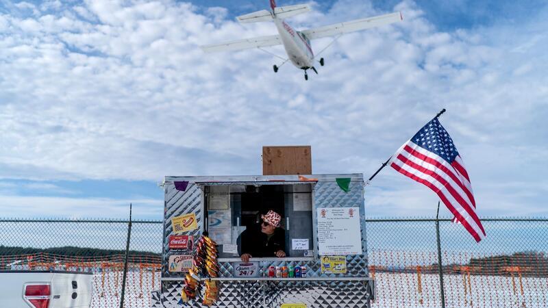 Trump-Haley-Duell in New Hampshire Wen schicken die Republikaner ins Rennen um die Präsidentschaftskandidatur? Im US-Bundesstaat New Hampshire steht nun die nächste Vorwahl an. Dieser Hotdog-Verkäufer in Nashua hofft auf viele Kunden.