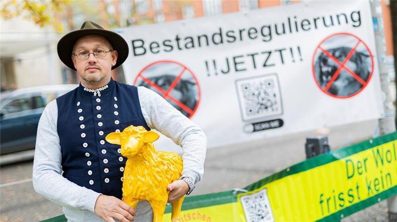 Schafhalter demonstrieren vor Landtag gegen Wolfspolitik Wendelin Schmücker mit der klaren Forderung „Bestandsregulierung !!JETZT!!“.