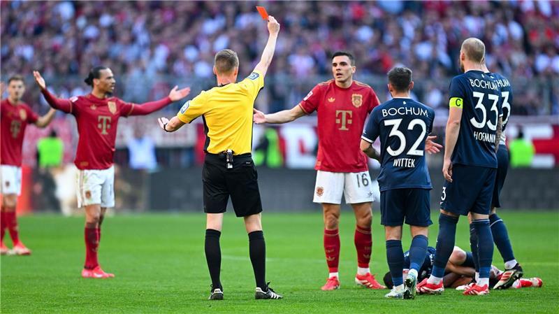 Wendepunkt: Bayern-Profi Joao Palhinha (M.) sieht gegen den VfL Bochum Rot.