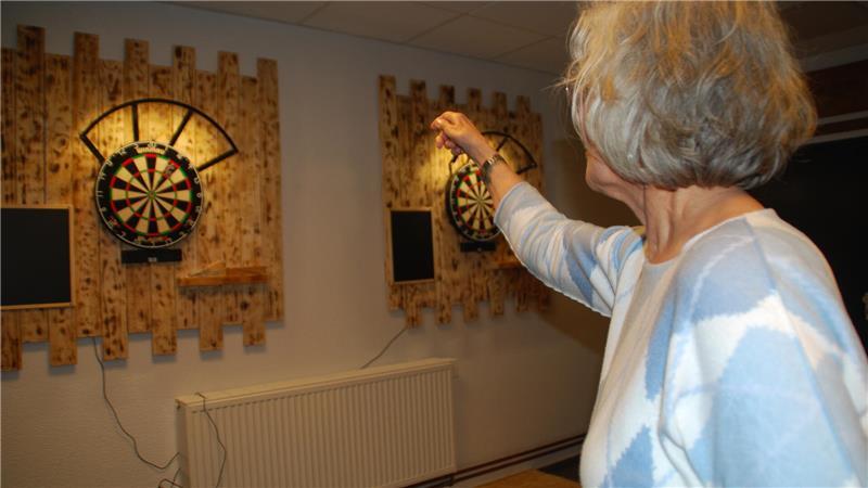 Zwei Schützenbrüder gründen in Apensen neue Dart-Sparte Wenig Bewegung, hohe Konzentration: Marianne Bey in Aktion.