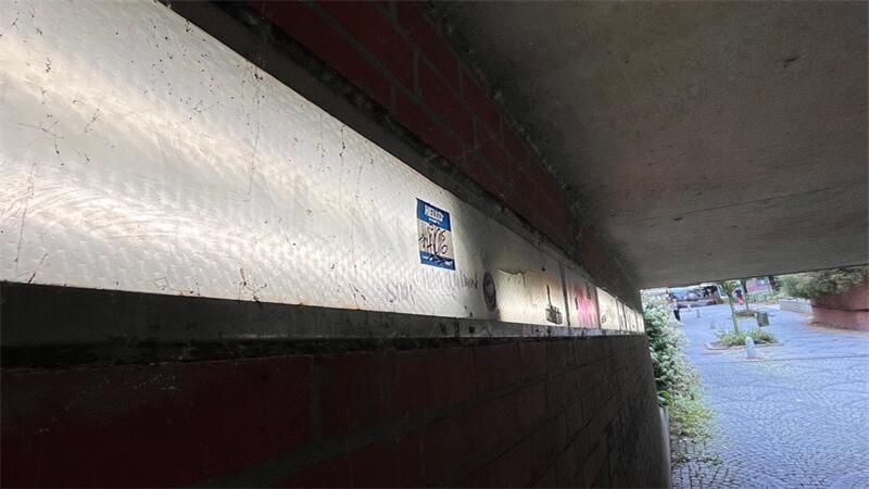 Wenig Licht strahlen die Lampen in der Unterführung ab.