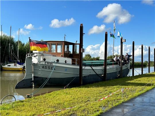 Wenig Tiefgang und fest vertäut: die Emmi aus Assel im Hafen Barnkrug.