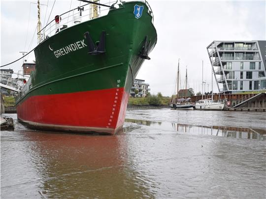 Wenig Wasser im Stader Stadthafen ist kein gutes Zeichen, häufig liegt es an der zunehmenden Verschlickung der Schwinge. Jetzt wurde das Wasser bewusst abgelassen. Foto: Strüning