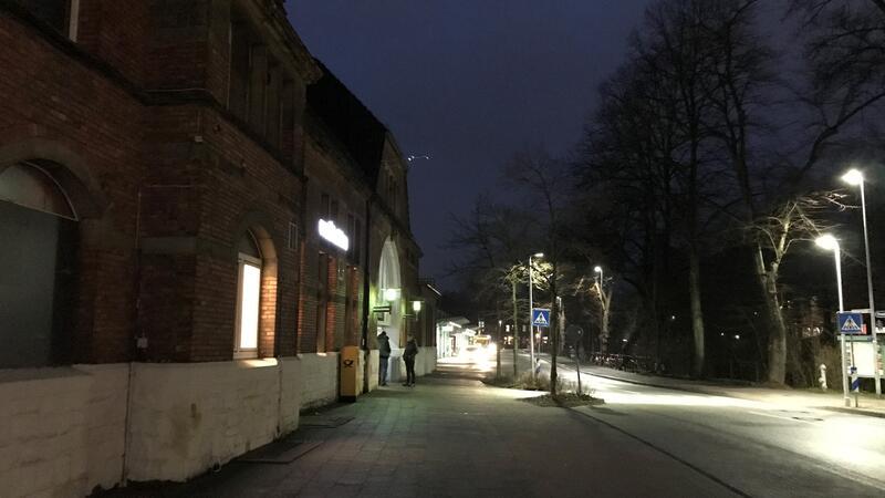Wenig einladend ist der Stader Bahnhof. Die tote Lage am Burggraben (rechts) schneidet ihn von der belebten Innenstadt ab.