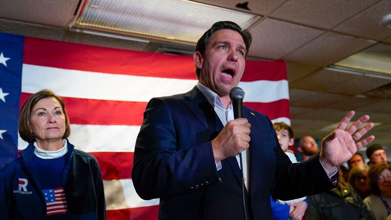 Medien: Republikaner DeSantis holt zweiten Platz bei Vorwahl Wenig überraschend fuhr Trump bei der ersten Vorwahl der Republikaner um die US-Präsidentschaftskandidatur einen Sieg ein. Vielmehr war die Frage, wer sich den zweiten Platz sichert. Nun ist klar: Es ist Ron DeSantis.