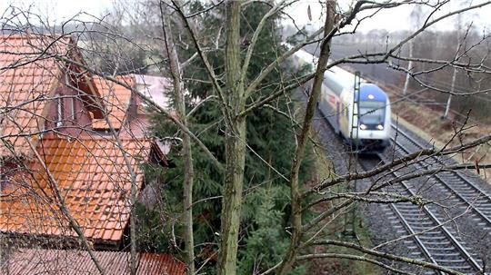 Wenige Meter von Haus und Wohnung entfernt: Ein Metronom passiert den ehemaligen „Block Kienmoor“. Foto: Bonath