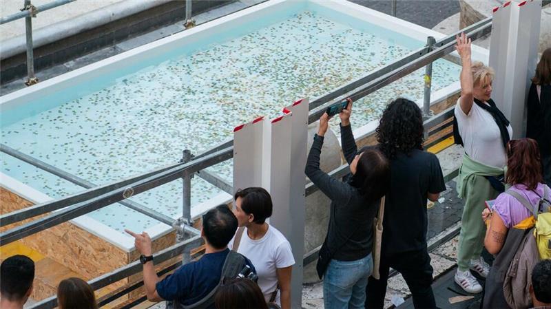 Trevi-Brunnen leergepumpt und Becken für Münzwurf aufgebaut Wenige Stunden nach dem Aufbau des Pools lagen bereits zahlreiche Münzen im Wasser.