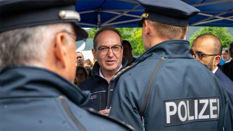 Bundespolizei-Bilanz: Weniger Straftaten - mehr Gewalt Wenige Tage nach seinem Amtsantritt besuchte Bundesinnenminister Alexander Dobrindt (CSU) die Grenze im bayerischen Kiefersfelden. (Archivfoto)