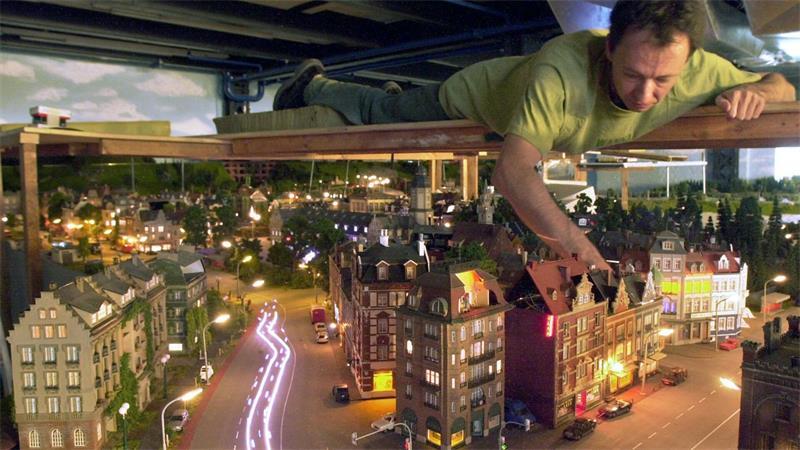 Wenige Tage vor der offiziellen Eröffnung des Miniatur-Wunderlandes arbeitet Gerrit Braun an der Anlage. (Archivbild)