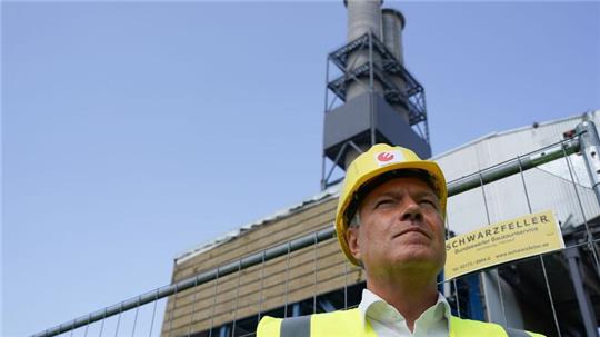 Wenige Wochen nach Übergabe von Förderbescheiden durch Bundeswirtschaftsminister Habeck hat Siemens Energy einen Auftrag zum Bau einer Wasserstoff-Produktionsanlage in Hamburg bekommen. (Archivbild)