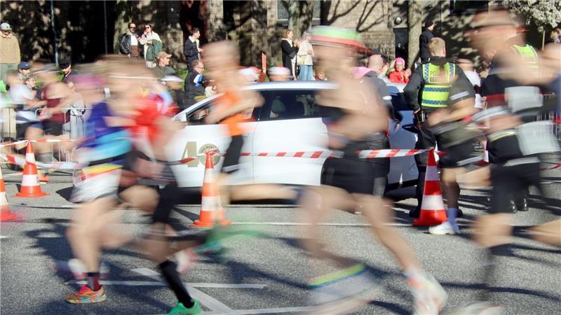 Fitwi verpasst Sieg knapp - Streckenrekord bei den Frauen Wenige hundert Meter nach dem Start blockiert ein defektes Begleitfahrzeug die Marathon-Strecke.