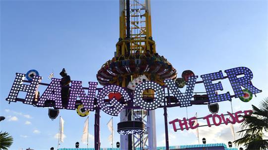 Weniger als 24 Stunden nach einem tödlichen Unfall auf dem Münchner Oktoberfest ist der Freifall-Turm „Hangover“ wieder in Betrieb. 