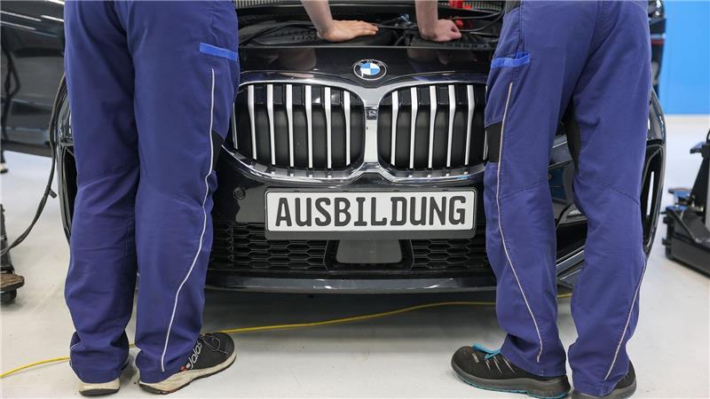 Weniger junge Menschen wählen den Weg einer dualen Ausbildung. (Archivbild)