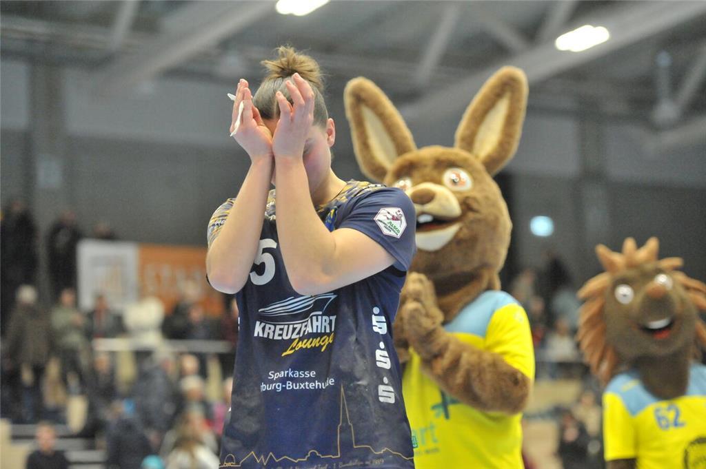 Wenigstens kann das Maskottchen noch lächeln.