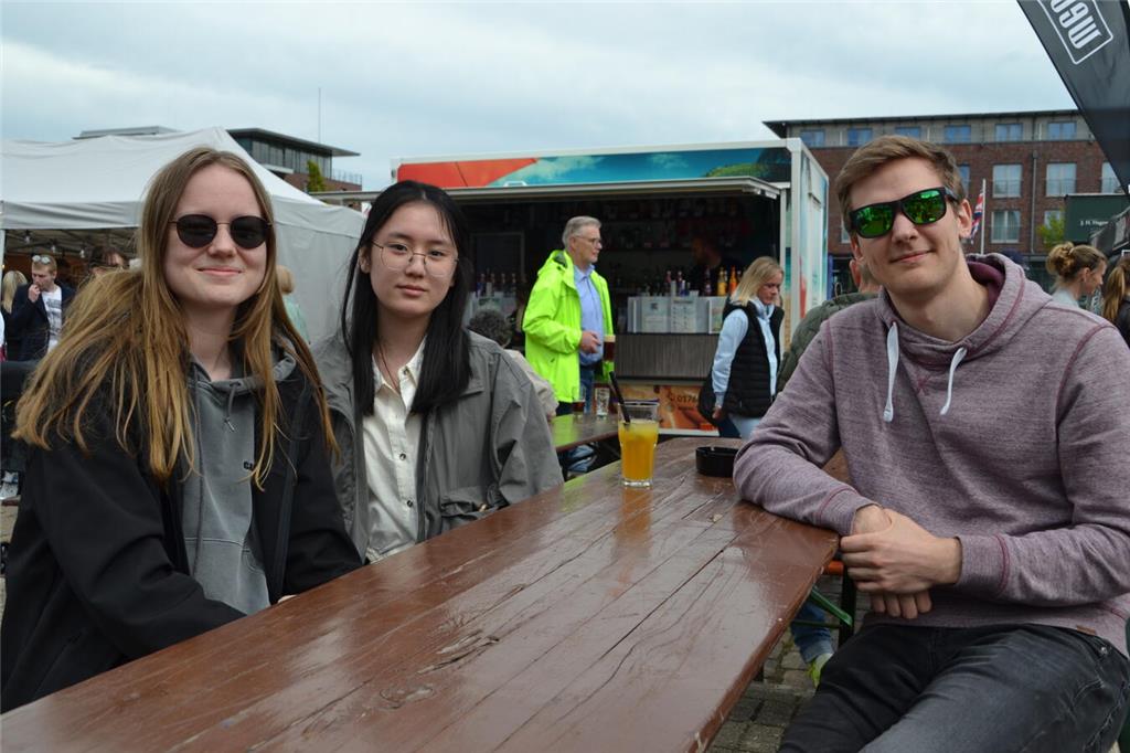 Wenke Umland, Jiaxin Ye und Tristan Borgert haben sich fürs Craft Beer Festival ...