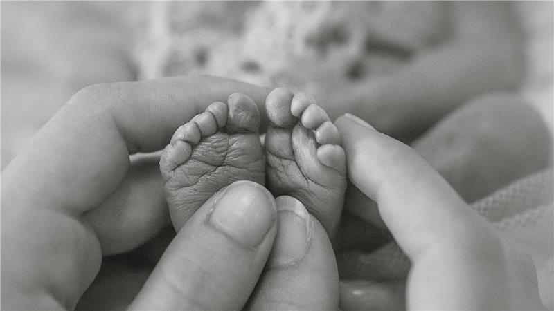 Sternenkind-Bestattung in Niedersachsen: Diese Regeln gelten Wenn Babys vor, während oder kurz nach der Geburt sterben, werden sie Sternenkinder genannt. Es gelten verschiedene Regeln bei der Bestattung.
