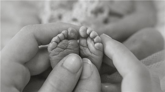 Wenn Babys vor, während oder kurz nach der Geburt sterben, werden sie Sternenkinder genannt. Es gelten verschiedene Regeln bei der Bestattung.