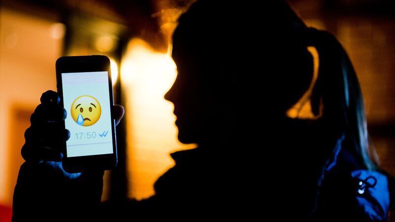Wenn Beleidigungen per Smartphone kommen: Ein neuer Erlass soll Schulen stärken. (Symbolbild)