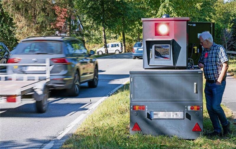 Wenn „Bernd" blitzt, wird es teuer. Obwohl an der Kreisstraße in Midlum nur Tempo 50 erlaubt ist, löst die Kamera erst ab einer gemessenen Geschwindigkeit von 60 km/h aus.