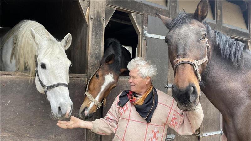 Nachfolger mit Herz gesucht: Gnadenhof „Pferdeoase“ steht vor dem Aus Wenn Bernhard Kutz bei den Ställen auftaucht, begrüßen seine „Schätzchen“ ihn mit einem sanften Schnauben. Foto: Krabbenhoeft