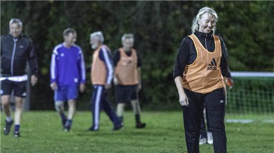 Wenn Bewegung Spaß macht: Anke Lau beim Gehfußball.