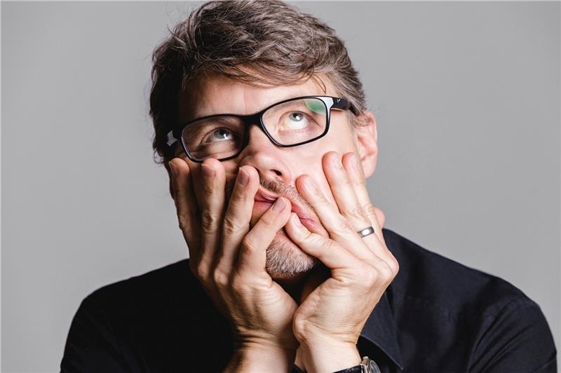 Kabarettist Christoph Sieber präsentiert ernste Themen im lustigen Gewand Wenn Christoph Sieber die Bühne betritt, darf sich der ganze Saal auf eine unvergessliche Show freuen.