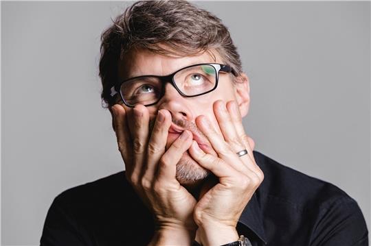 Wenn Christoph Sieber die Bühne betritt, darf sich der ganze Saal auf eine unvergessliche Show freuen.