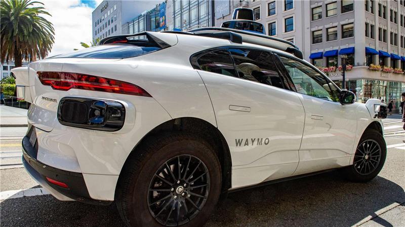 Wenn Fahrgäste die Tür eines der aktuellen Robotaxis von Waymo offenlassen, ist das selbstfahrende Autos oft hilflos. (Archivbild) 