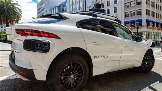 Wenn Fahrgäste die Tür eines der aktuellen Robotaxis von Waymo offenlassen, ist das selbstfahrende Autos oft hilflos. (Archivbild) 