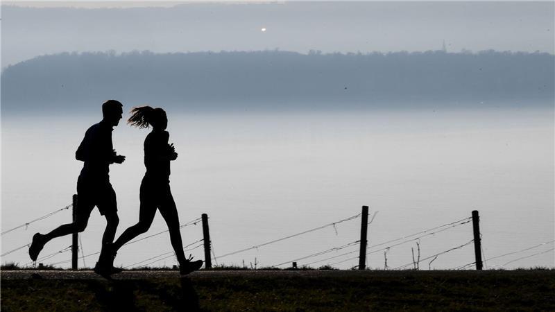 Studie: Frauen profitieren stärker von Sport als Männer Wenn Frau und Mann zusammen joggen, hat das nicht dieselbe Wirkung. (Illustration)