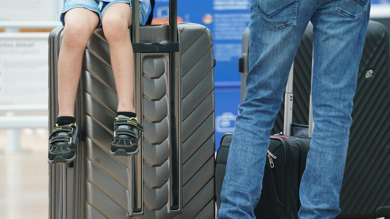 Unerlaubte Ferienverlängerung: Hamburg verhängt mehr Bußgelder Wenn Kinder ohne Genehmigung die Ferien verlängern, droht den Eltern in Hamburg ein Bußgeld. (Symbolbild)