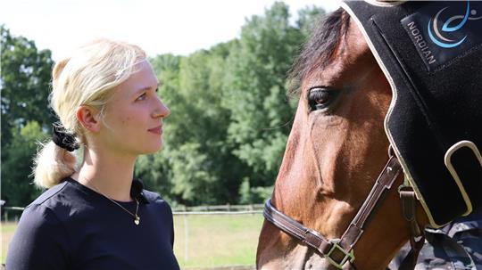 Wenn Luna-Marie Maaß behandelt, schaltet sie ab. Mit sanften Griffen löst sie Verspannungen, Blockaden und Verklebungen bei Pferden.
