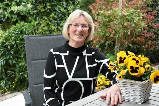 Wenn Maria Schimmöller bei ihren vielen Ehrenämtern noch Zeit bleibt, bringt sie mit ihrem Mann gern den Garten in Schuss. Foto: Felsch
