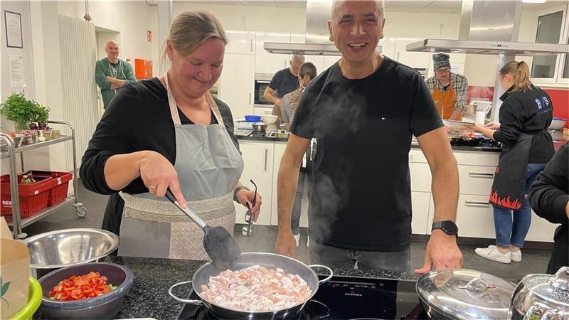 Murat kocht: Orientalische Küche an der Nordsee erlernen Wenn Murat Sentürkler in der Küche steht, ist er glücklich. Hier gibt er vor einem Jahr einen Kochkurs in Brake.