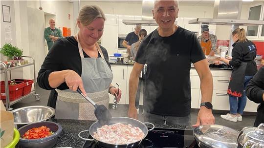 Wenn Murat Sentürkler in der Küche steht, ist er glücklich. Hier gibt er vor einem Jahr einen Kochkurs in Brake.