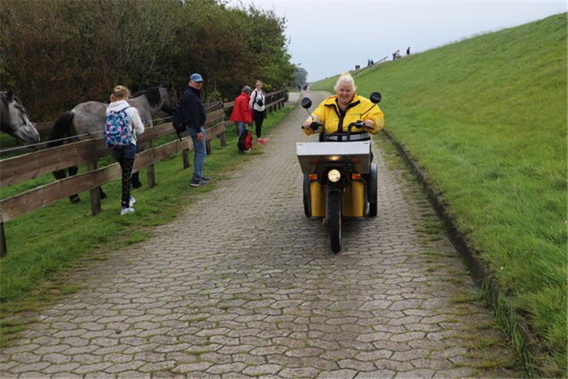 Ohne Auto, aber mit den Gezeiten: Wie Silvia Jahns Neuwerk mit Post versorgt Wenn Silvia Jahns mit ihrem Post-E-Trike über die Insel fährt, ist das auch für Touristen einen Blick wert. Fotos: Witthohn