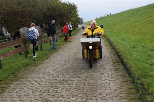 Wenn Silvia Jahns mit ihrem Post-E-Trike über die Insel fährt, ist das auch für Touristen einen Blick wert. Fotos: Witthohn