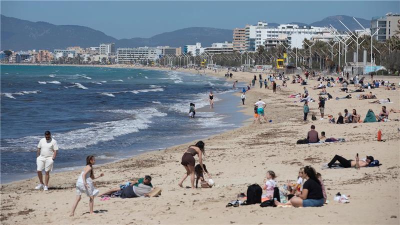 Wenn Unsicherheit wächst, bleiben viele bei Bewährtem: Ziele wie die Balearen sind im Sommer stark gefragt – wie hier Mallorca. (Archivbild)