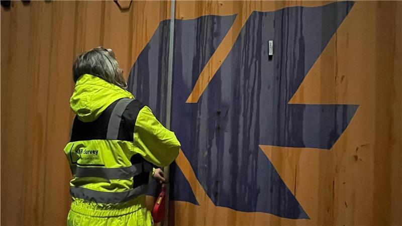 Wenn Ware in einem Container beschädigt ist, muss oft der gesamte Inhalt überprüft werden.