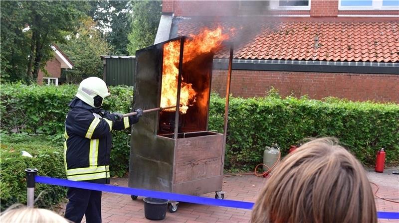 Wenn Wasser auf kochendes Fett trifft: Wie schnell ein Feuer entstehen kann, demonstriert das Team vom VGH-Brandschutzmobil. Foto: Beneke
