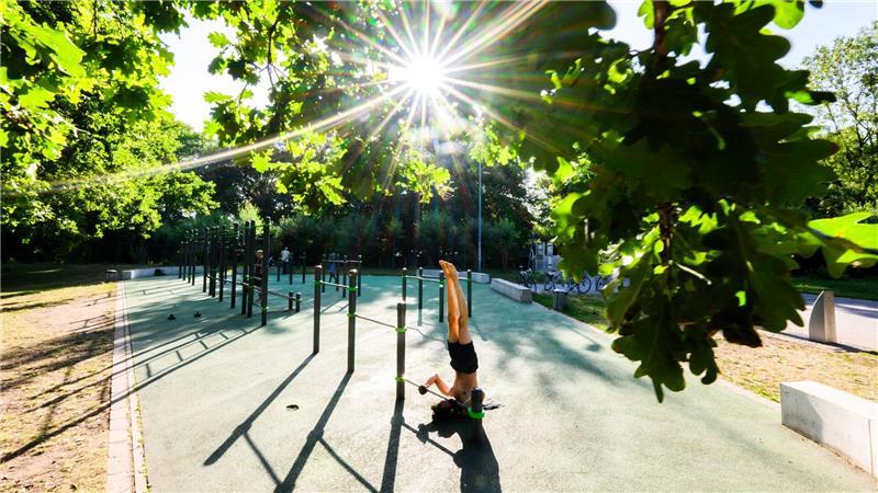 Bilder des Tages Wenn andere noch schlafen, trainiert Hobbysportler Emi bereits in der Morgensonne an den Outdoor-Geräten des Olympiastützpunkts Niedersachsen in Hannover.