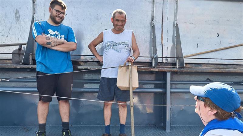„Flusi“: In Hamburg liegt Deutschlands größte schwimmende Kirche vor Anker Wenn auch die Verständigung aufgrund der Sprachbarriere manchmal schwerfällt - ein Lächeln geht immer.