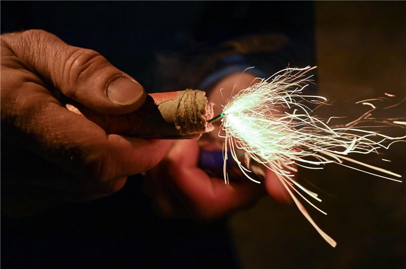 Finger ab, Ohr taub: Erste Hilfe bei Unfällen mit Feuerwerk Wenn beim Böllern etwas schiefgeht, endet das schnell im Krankenhaus - zum Beispiel, wenn ein Finger abgerissen wird. Foto: Patrick Pleul/dpa/dpa-tmn